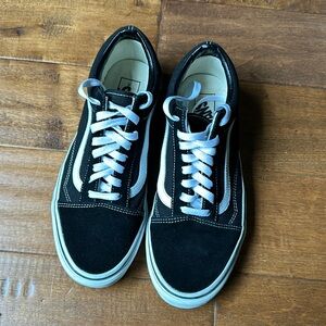 Men’s Van’s Old Skool shoes - Black -size 8.5